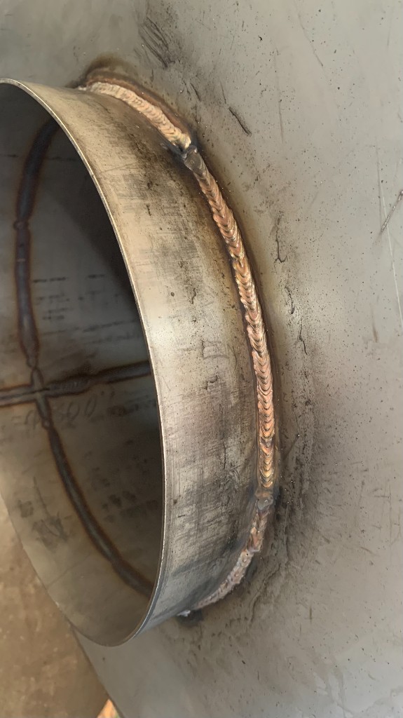 Сварной шов на изделии из нержавеющей стали